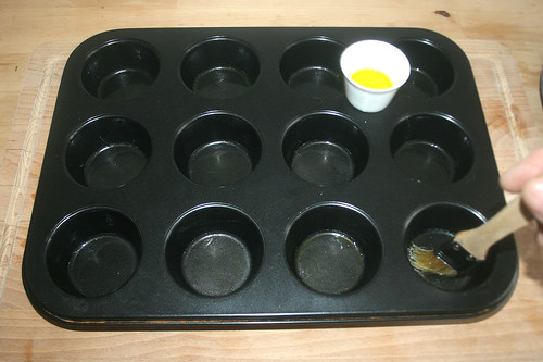 27 - Muffinform ölen / Oil muffin tray