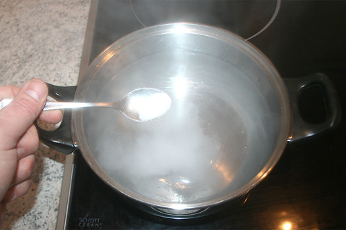 11 - Wasser salzen / Add salt to water