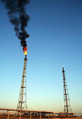 中國甘肅省蘭州的煉油廠燃燒天然氣的火焰。(攝影：Adam Cohn)