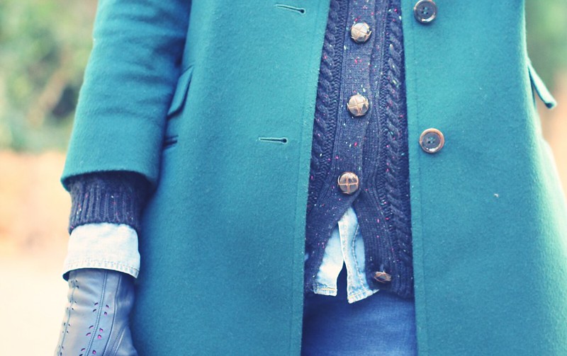 LOOK: Abrigo verde + bufnada azul - Monicositas