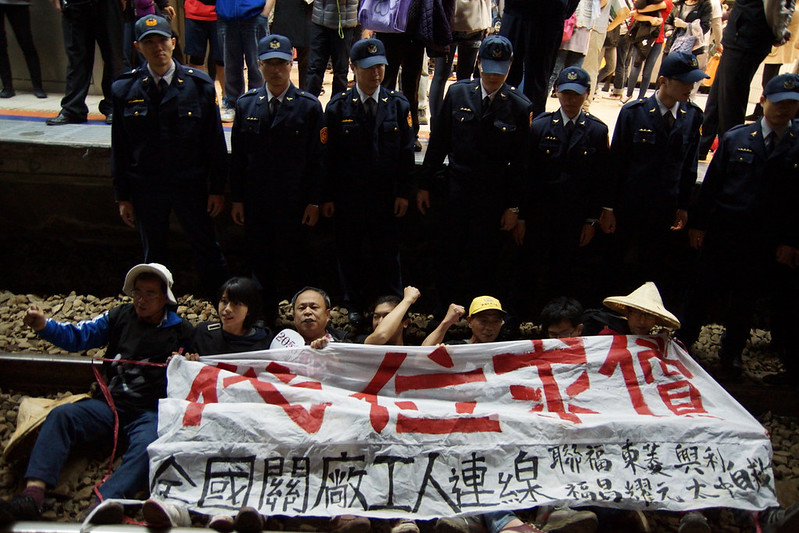 2013年關廠工人的臥軌抗爭，左三為黃德北。（資料照／攝影：陳韋綸）