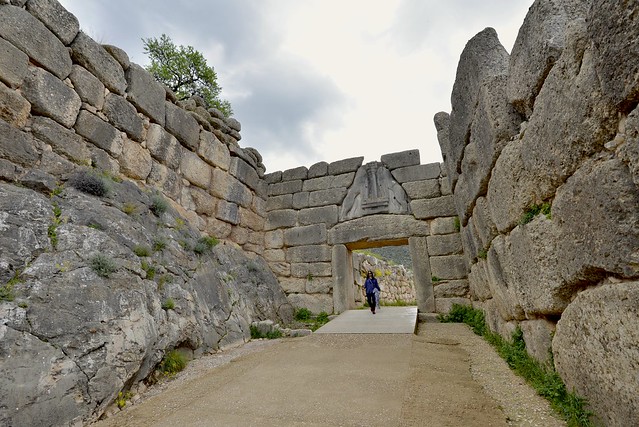 邁錫尼 (Mycenae) 是公元前 10 至 20 世紀中邁錫尼文明的代表城市，荷馬史詩中小亞細亞人的都城，在未被發掘出土前，一直被認為只是個神話傳說。門票 8 EUR，包含主遺跡、博物館，以及阿特柔斯寶庫 (Treasury of Atreus) 三個區域。圖為獅子門，處主遺跡群入口處，其獅首已不存在。