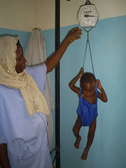 (Archives. Détection de la malnutrition à Néma. Pesée d'un enfant. Crédit photo : Santé Sud)