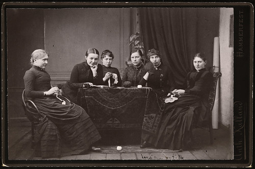 Portrett av gruppe uidentifiserte kvinner som hekler, strikker og leser, 1886