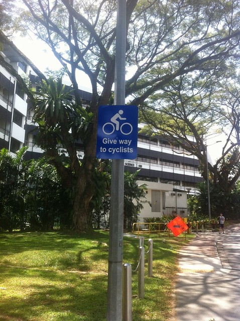 20130201-NUS-give way to cyclists
