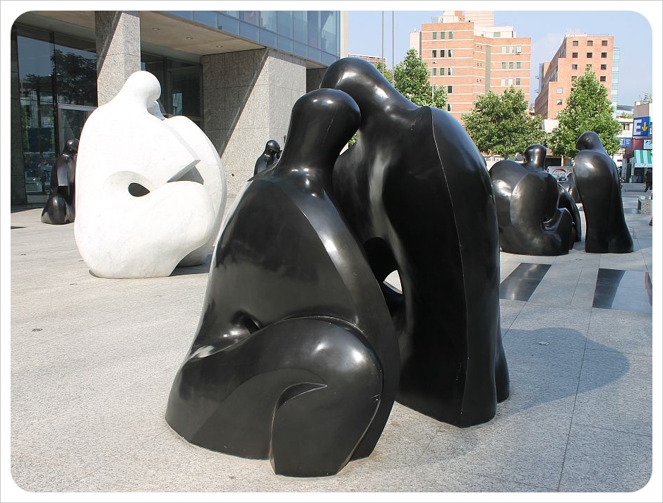 santiago sculpture black and white figures