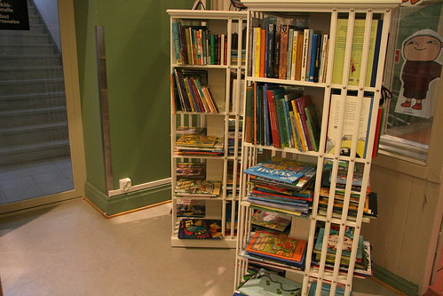 一入口，就是兩大落的童書架