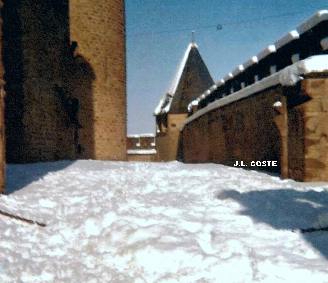 55 cm de neige sur les remparts de la Cité de Carcassonne, au lendemain de l'épisode neigeux remarquable du 12 janvier 1981 météopassion