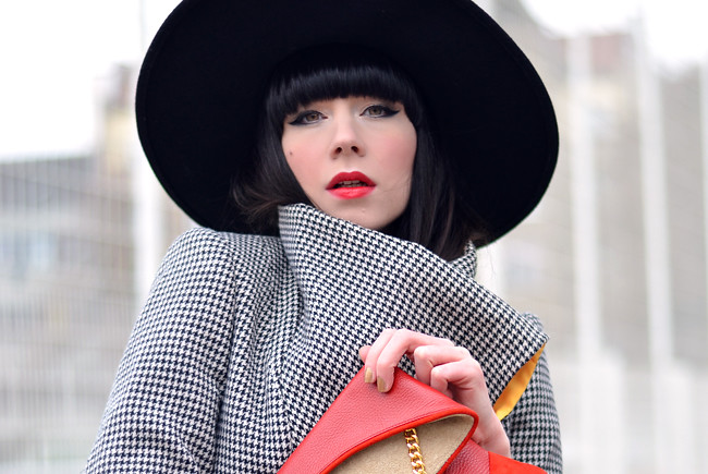 HariTHanD Black Hat Red Clutch Hollywood look Blog 7