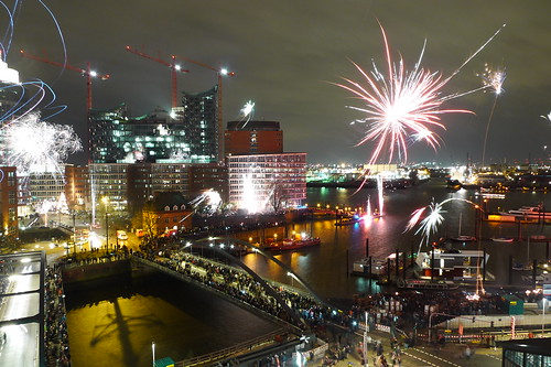 Silvester 2012. Feuerwerk am Hamburger Hafen mit Blick auf die Elbphilharmonie