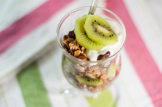 granola with yogurt and kiwifruit