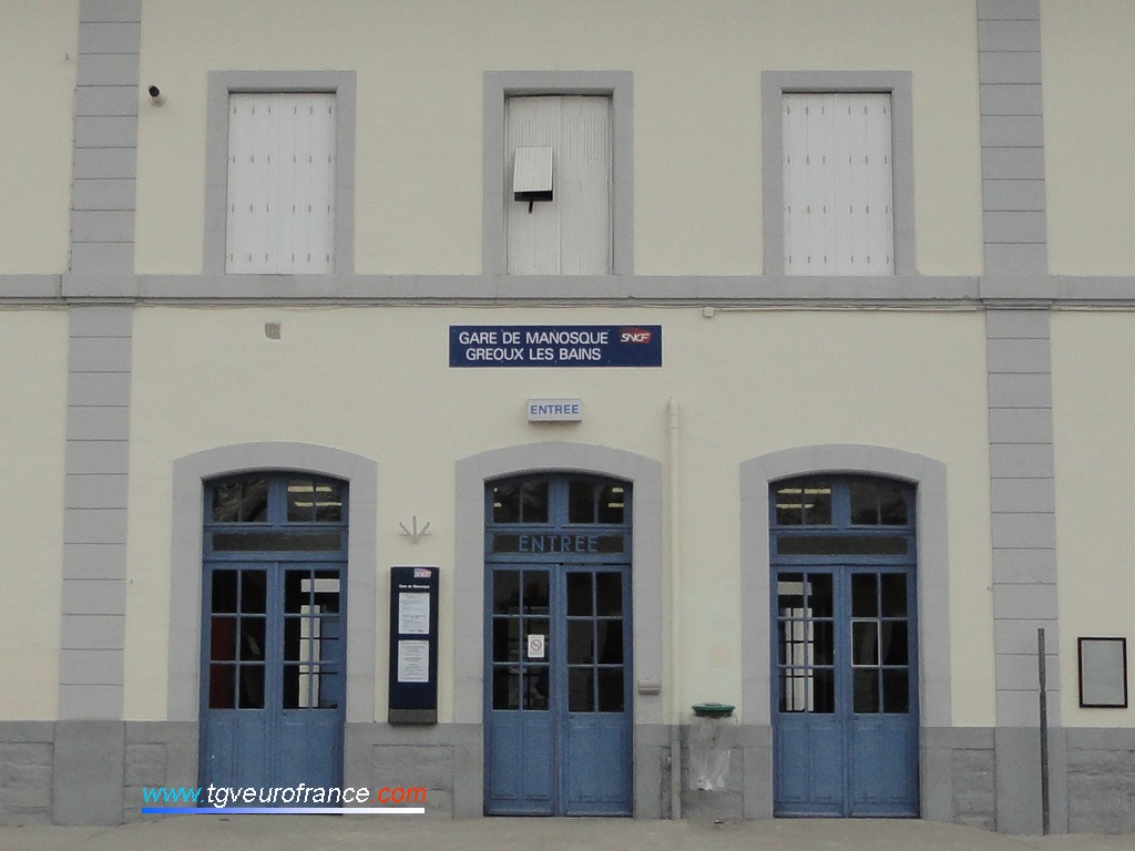 Détail de l'entrée du bâtiment voyageurs de la gare SNCF de Manosque Gréoux-les-Bains