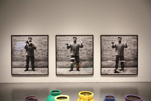 Ai Weiwei dropping an ancient vase