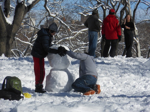 New Yorkers making snowmen