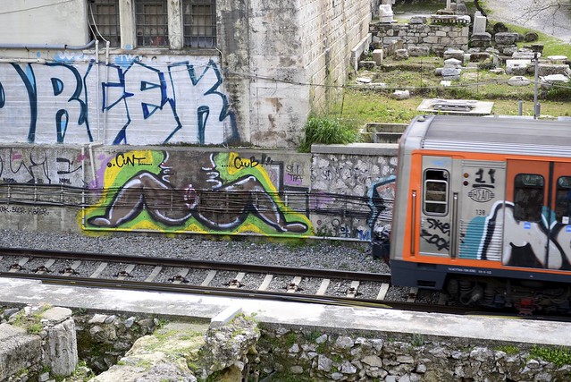 雅典市區隨處可見塗鴉，就連地鐵與其軌道也不得倖免（甚至連車廂裡也有！），或許這是一件不被禁止、甚至是鼓勵的創作行為，往好一點的方向想是藝術，往壞的方向想就是雜亂了。