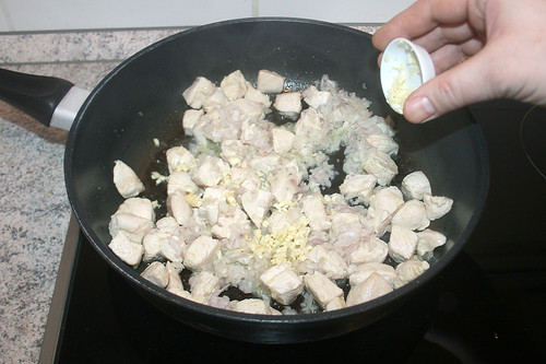 19 - Zwiebeln & Knoblauch mit braten / Add onion & garlic