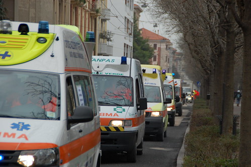 Marche - la protesta delle ambulanze