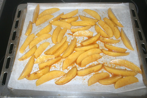 22 - Kartoffeln auf Backblech geben / Put potatoes on baking tray