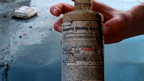 海洋垃圾：廢棄農藥罐