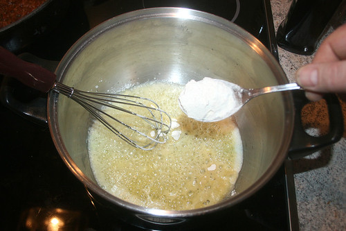 55 - Mehl einrühren / Stir in flour