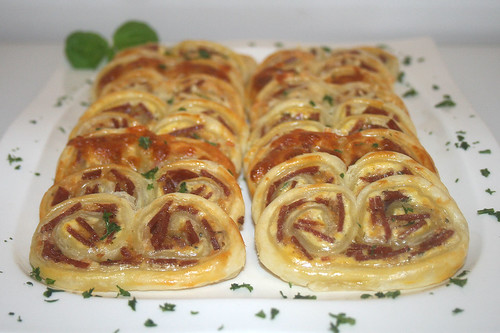 23 - Blätterteigbrezeln mit Salami & Kräuterfrischkäse - Seitenansicht / Puff pastry pretzels with salami & herb cream cheese - side view