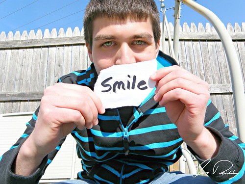 smile smiling happy happiness holding note