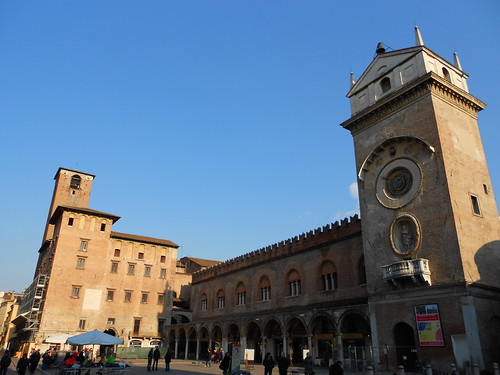 piazza delle erbe - Palazzo del Podestà o Broletto - Mantova
