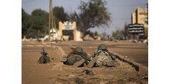 (Des soldats maliens ont tiré à l'arme lourde vendredi à la mi-journée du 22 février sur la mairie de Gao, dans le nord du Mali, où s'étaient retranchés la veille des islamistes armés. Crédit photo : AFP)