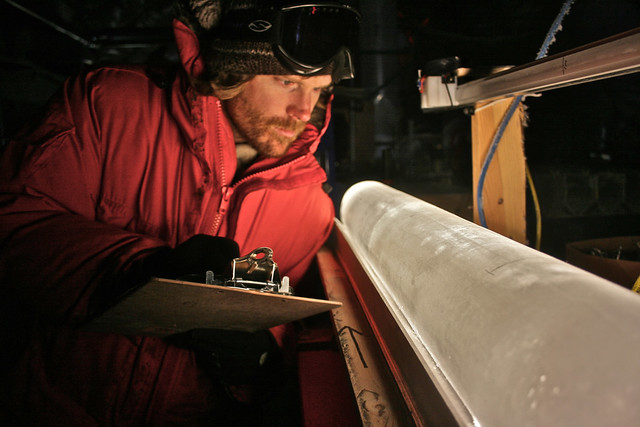 Amostra de gelo na Antártida ocidental fornece informações sobre os registros históricos das temperaturas. Foto: Oregon State University