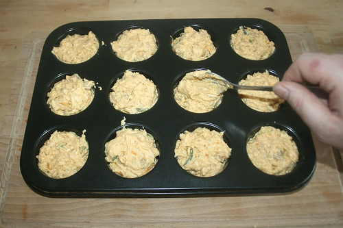 28 - Muffinform befüllen / Fill muffin tray