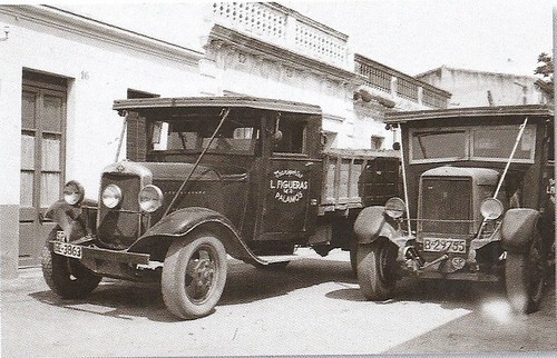 flota de camions de la companyia d'en Lluís Figueras l'estiu del 1949