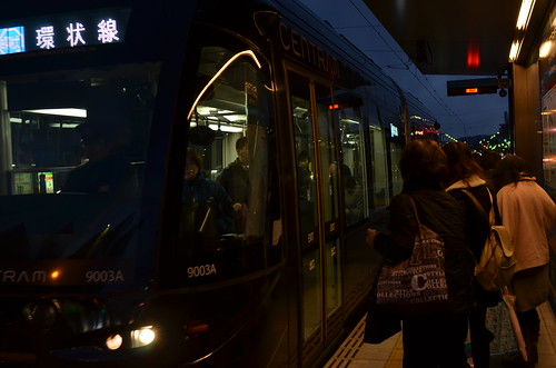 富山の市電　環状線　真っ黒の車体の電車も走ってる。