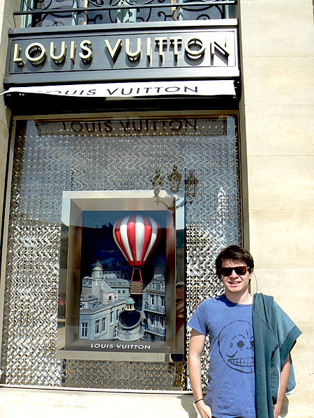 Poser devant Louis Vuitton.jpg