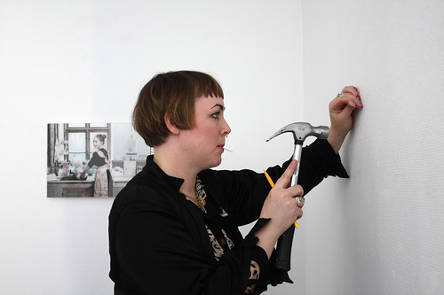 Emma Blomberg hänger utställningen.