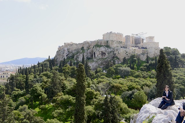 雅典衛城 (Acropolis) 可說是雅典最著名的地標物，雖不是海拔最高處，但仍屬高高在上，具有雄霸一方的氣勢。其東北方山腳下有著名觀光區普拉卡 (Plaka)，東南方山腳下是另一處遺跡 -- 古市場 (Agora)，幾乎多數的景點都集中於此。門票為 12 歐元之聯票，可遊覽周遭古蹟群。