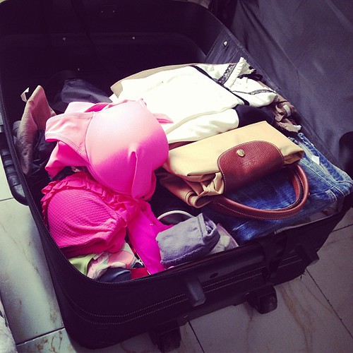 Comment ça j'prends toute la place dans la valise ?!? ✈☀