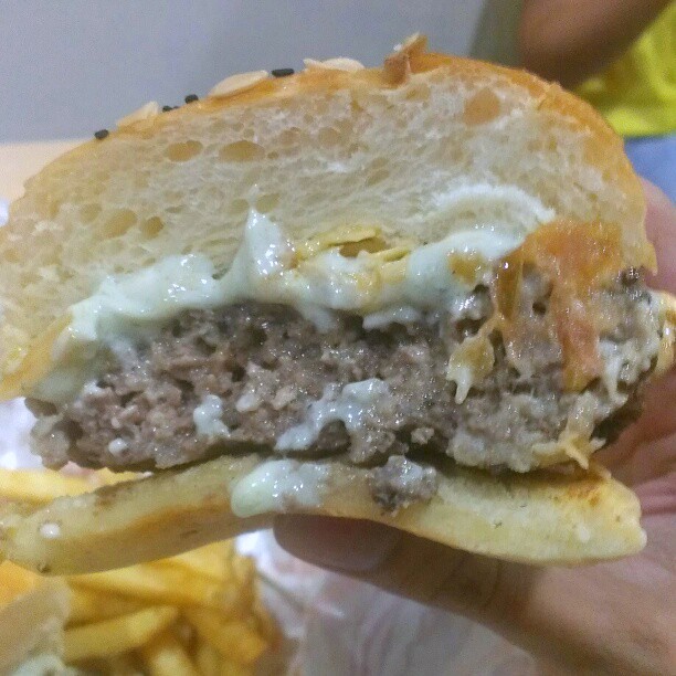 burger junkyard - kota damansara - blue cheese burger 1