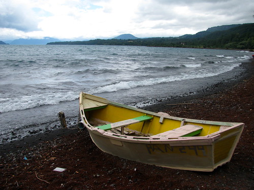 El bote y el lago Calafquén by Miradas Compartidas