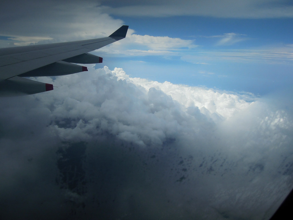 抵達峇里島上空 剛好遇到雷雨的雲