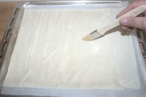 08 - Yufkateig-Blätter aufschichten und bestreichen / Stack up pastry sheets and spread with water