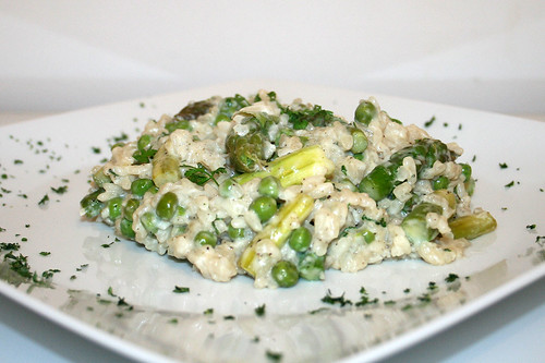 38 - Spargel-Risotto mit Erbsen & Kerbel - Seitenansicht / Asparagus risotto with peas & chervil - Side view