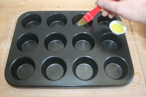 17 - Muffinform ausfetten / Grease muffin tray