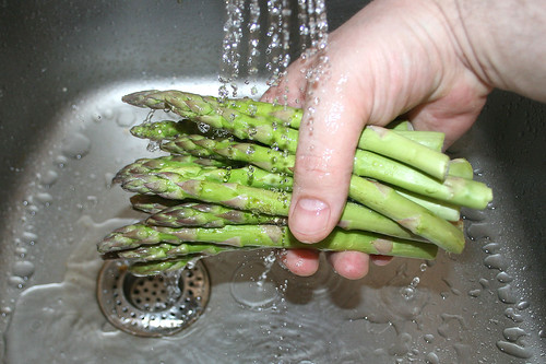 14 - Grünen Spargel waschen / Clean green asparagus