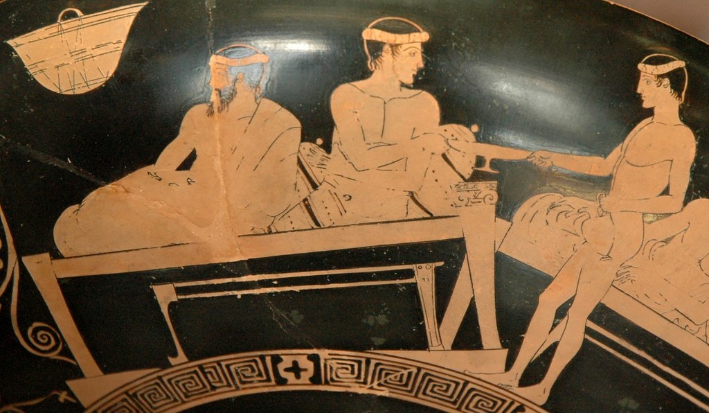 Sirviendo vino en un banquete. Copa de cerámica griega. 450 a.C.