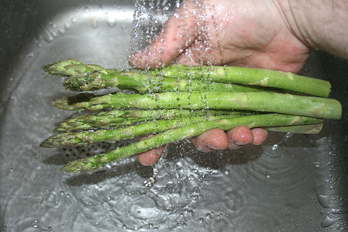 10 - Spargel waschen / Wash asparagus