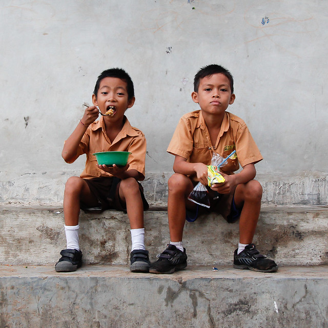 Two schoolboys eating in Amed, par Franck Vervial