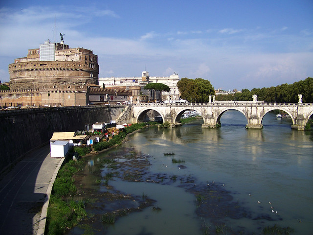Castillo de Sant Angelo de Roma junto al Tiber