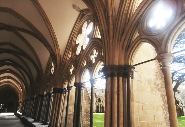 Salisbury-Cathedral-courtyard