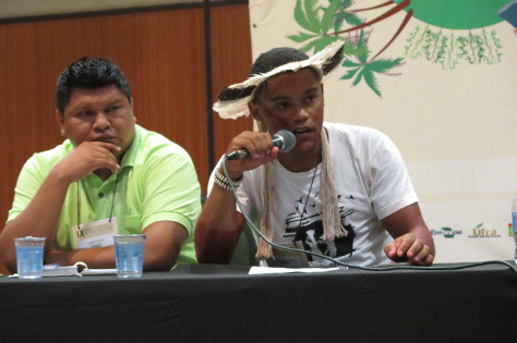 Para o indígena Jairã Santos (direita) uma das principais perdas para a juventude do campo é a falta de investimento na educação.