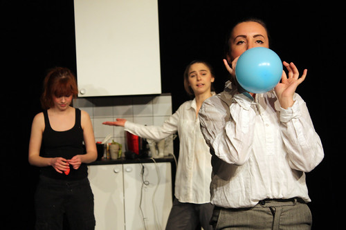 Uppblåst. Miriam Goldkuhl med röd ballong, Matilda Sahle, Ronja Ljung blåser.